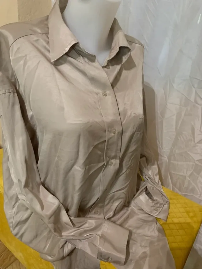 Chemise longue H&M satinée beige taille S - photo numéro 4