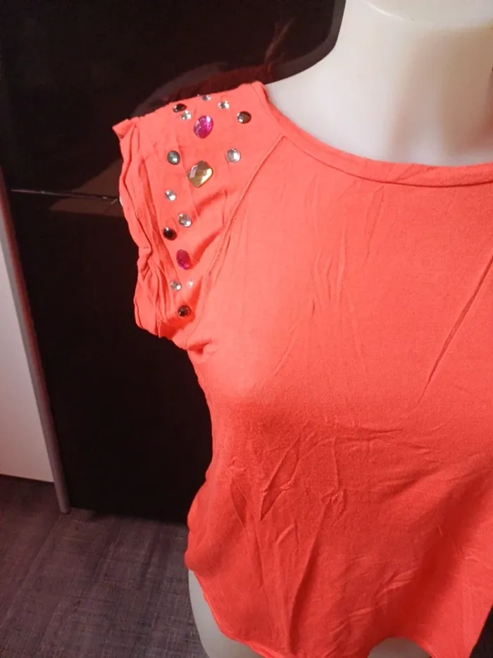 Joli tee shirt léger avec strass corail taille 40/42 - photo numéro 2