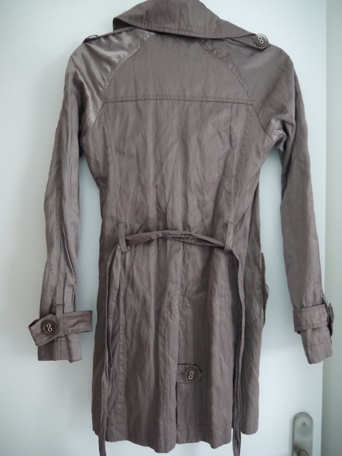 Trench Jennyfer indiqué taille S mais convient à un XS coloris marron glacé - photo numéro 2