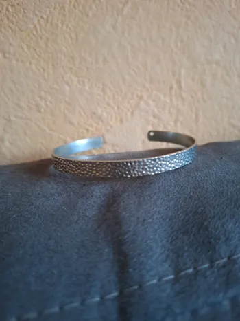 Bracelet jonc ouvert en métal argenté martelé