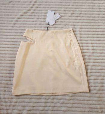 Jupe courte Stradivarius crème – Taille 34, neuve