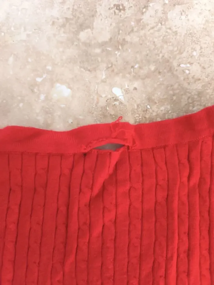 Joli pull Tommy Hilfiger taille L femme rouge, logo détaché et trou nuque - photo numéro 9