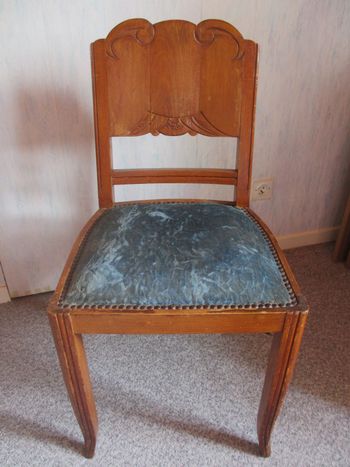 Chaise ancienne bleue fabriquée artisanalement