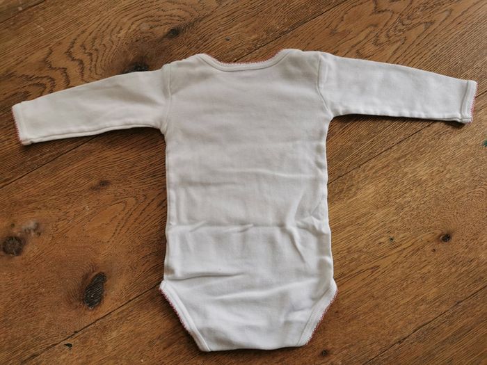 Lot 3 bodies 6 mois dont 2 Winnie l'ourson - photo numéro 9