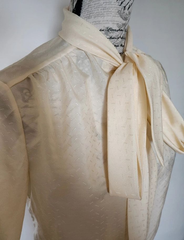 Sublime Blouse Creme Col Lavallière Taille 40 - photo numéro 3