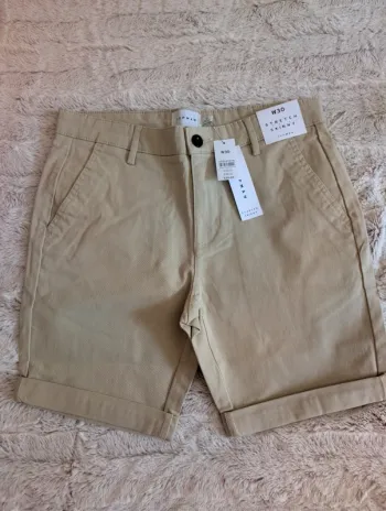Short chino taille 40. Neuf. Beige