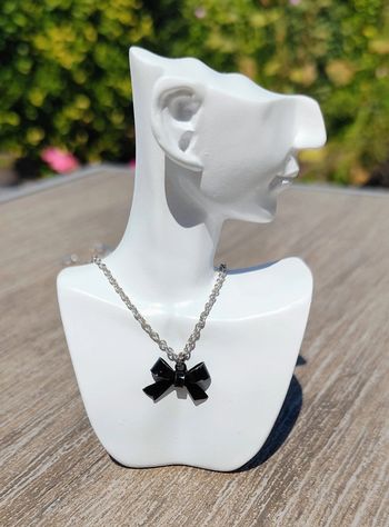 Collier fin argenté et nœud noir