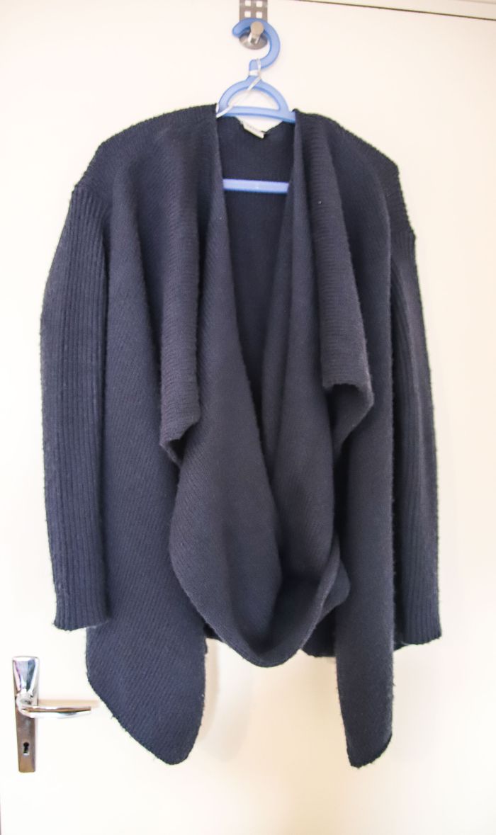 Gilet en grosse laine avec écharpe intégré