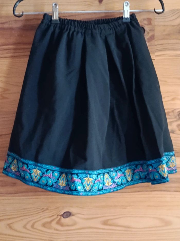 Jupe noire avec liseret brodé - photo numéro 2