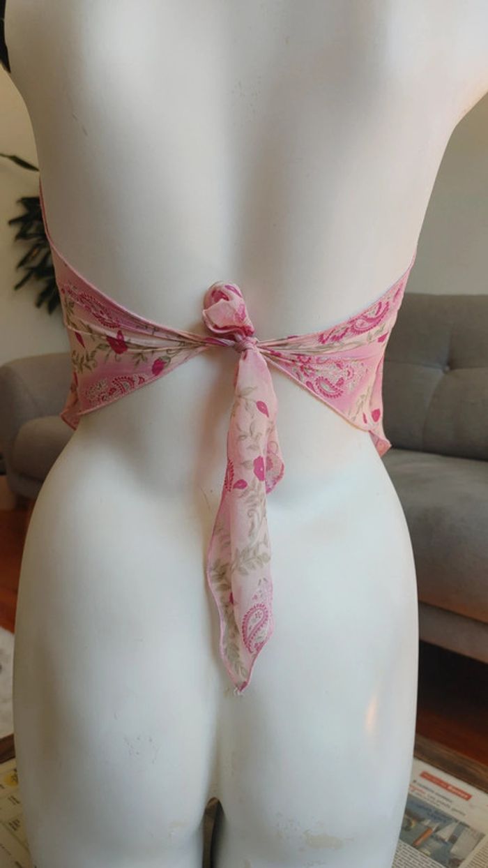 Très jolie tape bustier dos nu à nouer dans le dos couleur rose motif fleur très léger et féminin - photo numéro 3