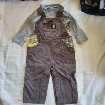 Ensemble haut et salopette 18 mois + Cartes Pokémon + Billes