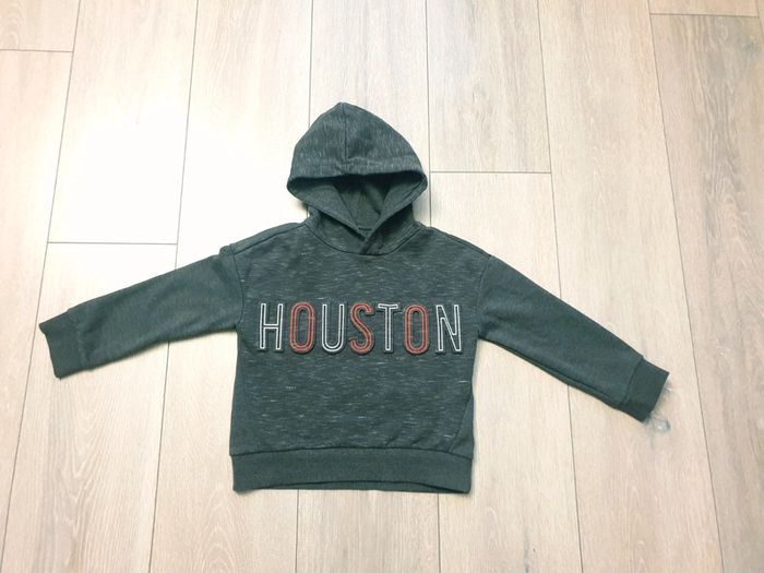 Tres beau sweet gris. Garçon 4 ans. Marque Tissaia