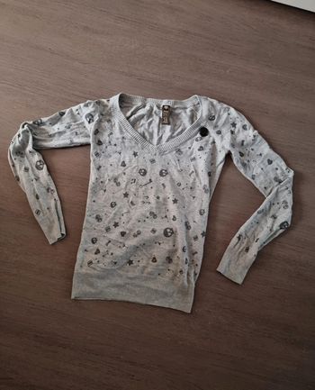 Pull col V motif tete de mort