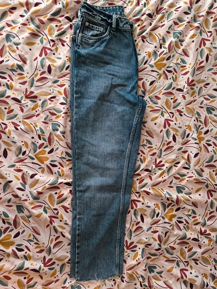 Jeans bleu légèrement délavé - photo numéro 2