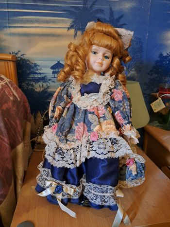 Poupée en porcelaine