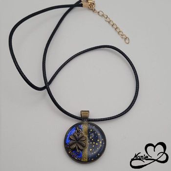 Pendentif en résine rond bleu avec un trèfle 🍀