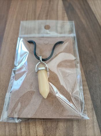 Collier neuf pendentif pierre couleur miel