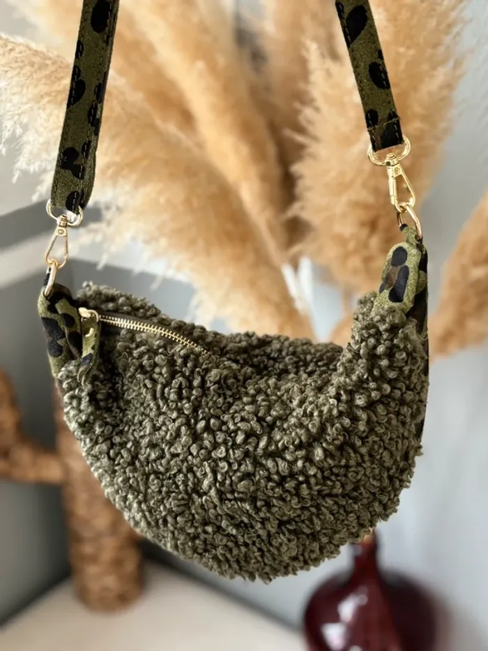 Sac demie-lune moumoute vert kaki et léopard - photo numéro 3