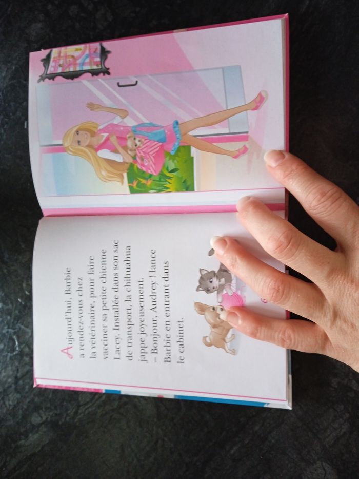 Livre Barbie bibliothèque Rose tome 2 vétérinaire - photo numéro 4