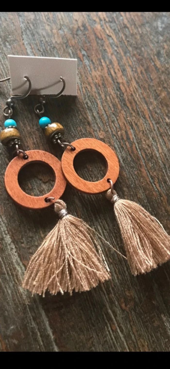 Magnifique paire de boucles d’oreilles avec perles, pompons et bois - photo numéro 6