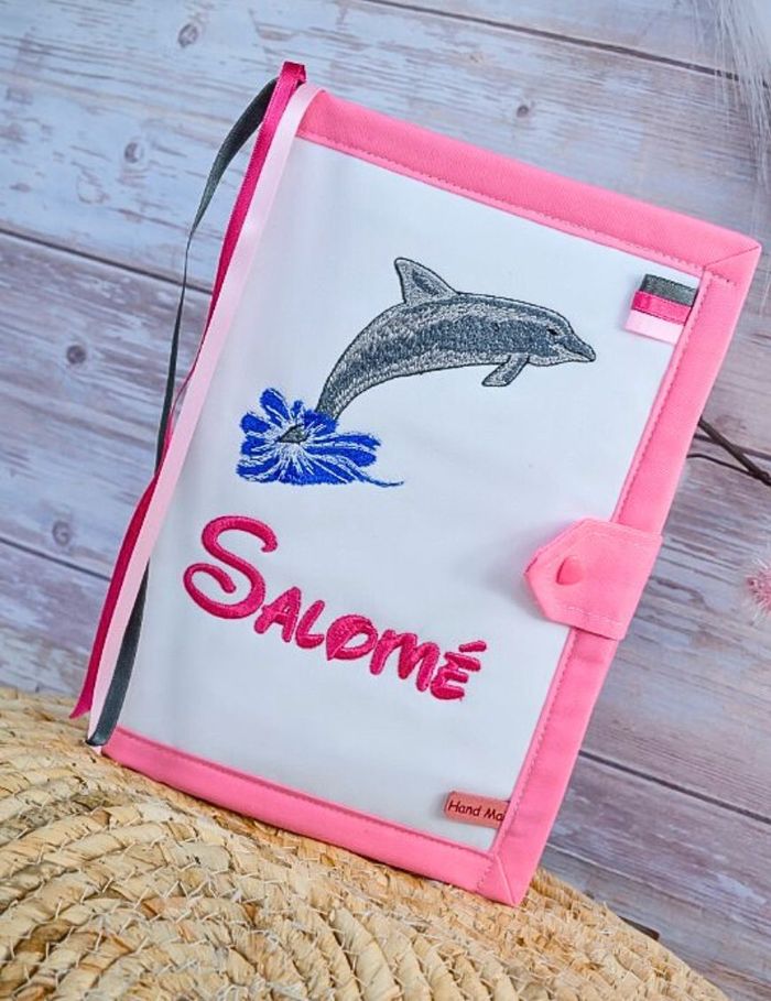 Protège carnet de santé personnalisé DAUPHIN - CHOIX DE COULEURS ET PRÉNOM PAR MESSAGE - photo numéro 2