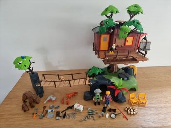 Cabane dans les arbres
Playmobil 
De nombreux animaux et accessoires 
Très bon état