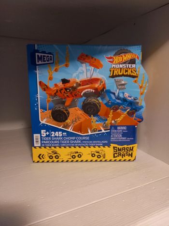 Mega hotwheel smash crash tiger shark