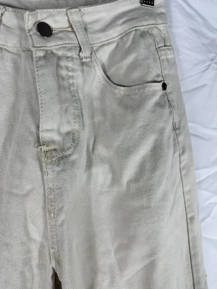 Jean crème YesStyle – Neuf & tendance avec finition effilée/déchirée aux chevilles - photo numéro 6