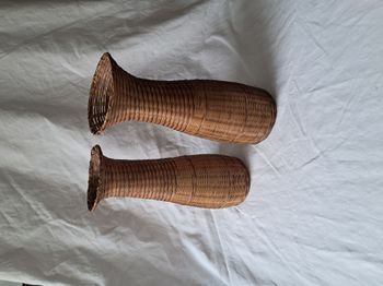 Lot de 2 vases en rotin osier Hauteur 33 cm motifs violet mauve du Laos