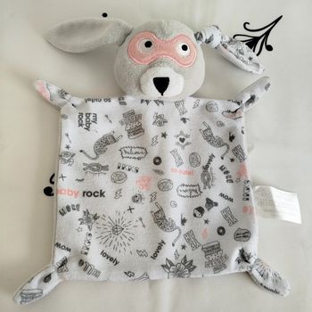 Doudou plat chien super héros gris