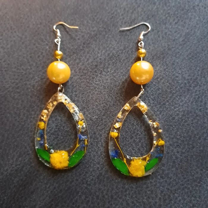 Boucles d'oreilles pendante en résine florale - photo numéro 6