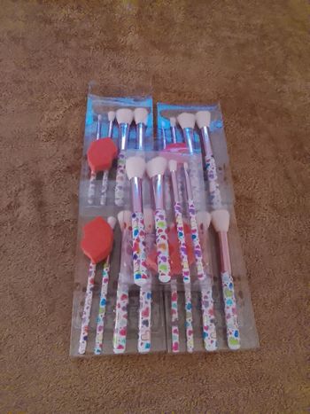 Lot de 4 pinceaux et 1 Houppette 