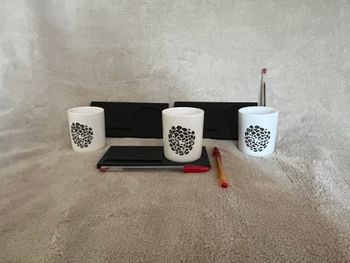 Lot de 3 tasses avec socle ardoise – personnalisables à la craie