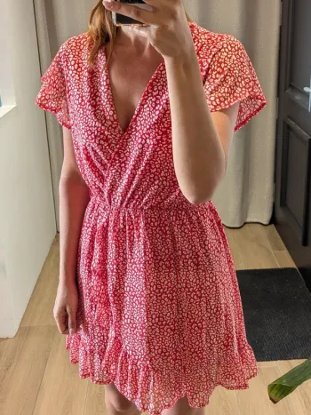 Robe rouge à fleurs