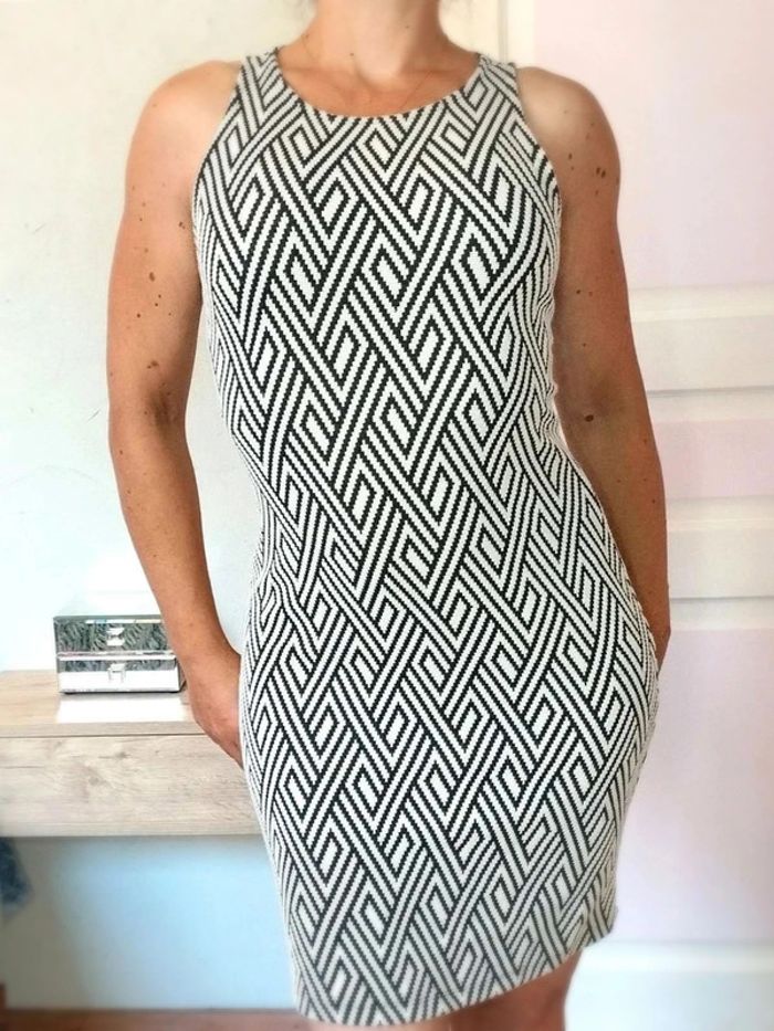 Robe  courte  moulante graphique  -  Noir écru - Mango - M- Parfait  état
