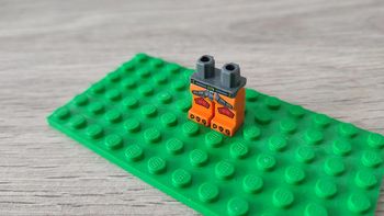 Hanches et jambes orange avec bretelles grises 970c04pb06 pièce détachée Lego #C06