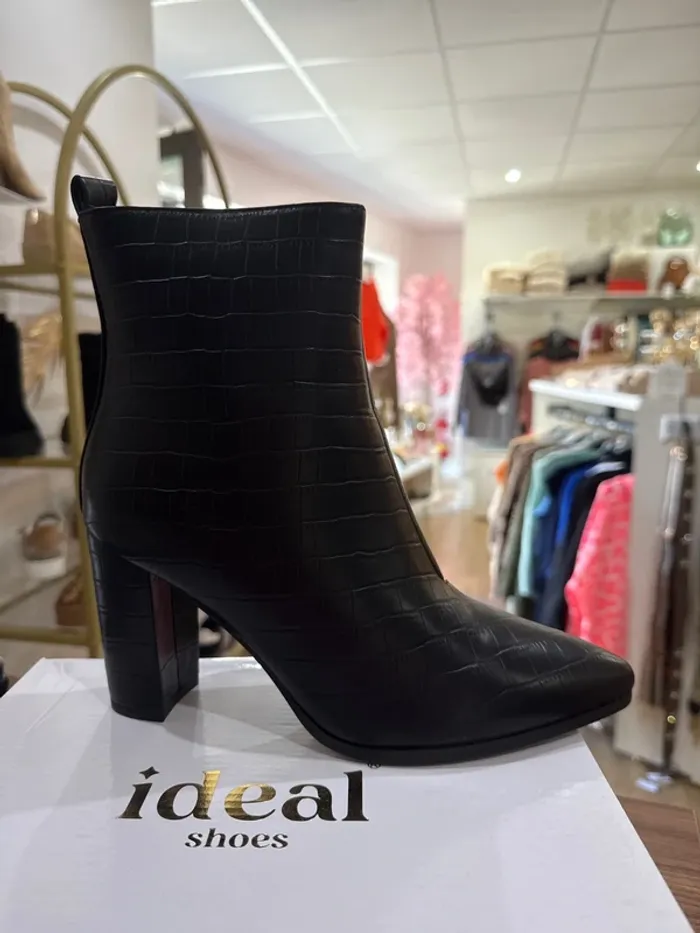 Bottines noir effet croco