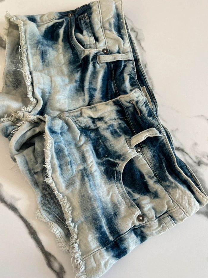 Short taille basse échancrée en jean délavé - photo numéro 3