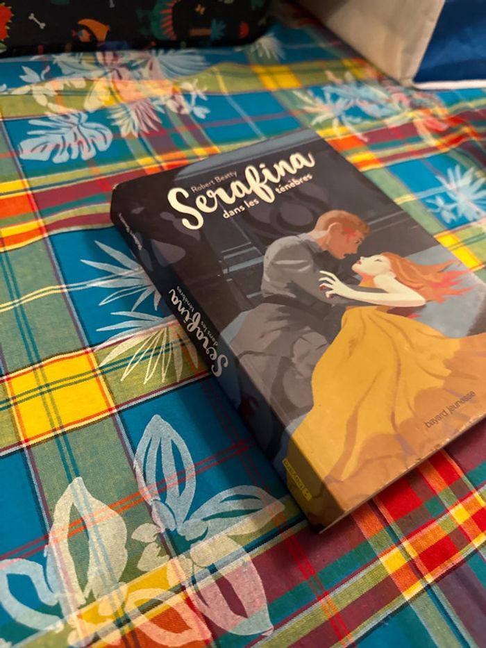 Livre Serafina dans les ténèbres - Robert Beatty - photo numéro 2