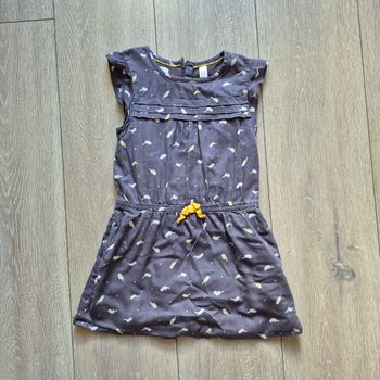 Robe grise, doublée mais légère, motif oiseau. Fille 5 ans. Marque Okaidi 