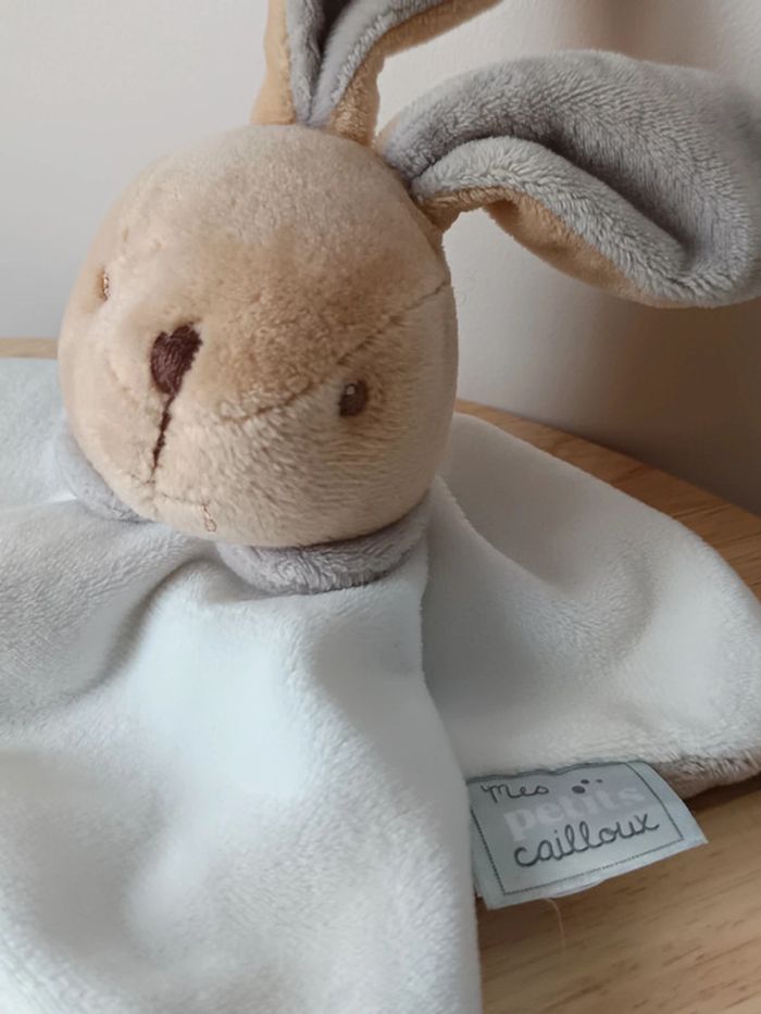 Doudou lapin beige gris et blanc mes petits cailloux - photo numéro 2
