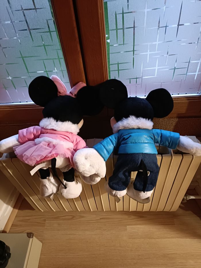 DEUX PELUCHES MICKEY ET MINNIE PATINEUR DISNEY - photo numéro 6