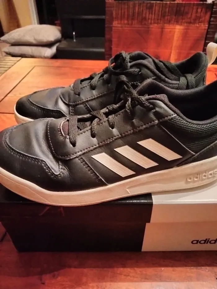 Baskets bicolore unie noire bandes blanches en 36 adidas - photo numéro 3