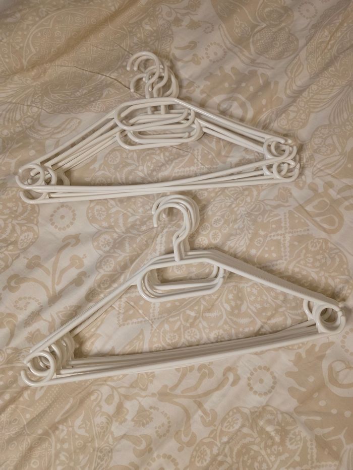 Lot de 24 cintres plastique noir et blanc - photo numéro 3