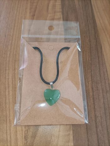 Collier neuf cœur vert à offrir