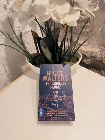 livre Les Dernières Heures - Walters Minette en tres bon etat