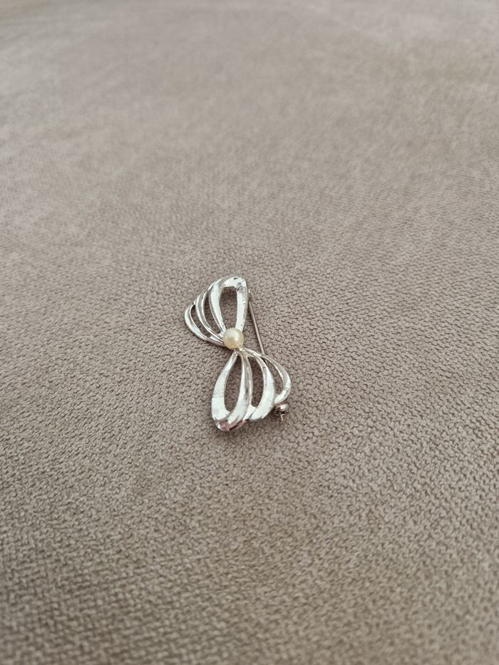 Broche vintage argenté motif noeud avec sa perle - photo numéro 4