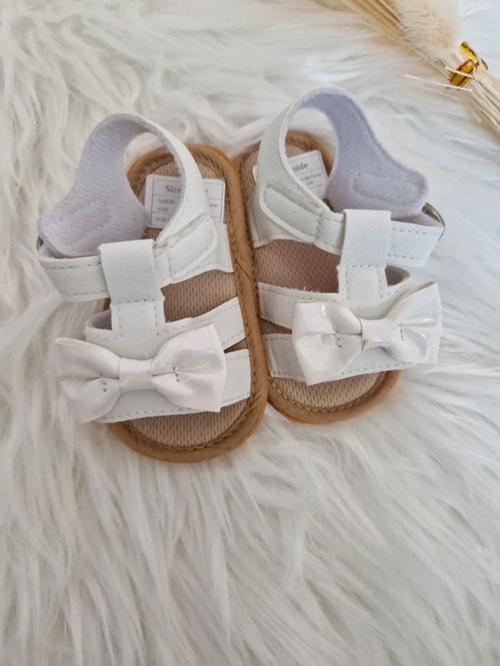 🤍 Sandales nus pieds bébé blanche taille 19 - photo numéro 2