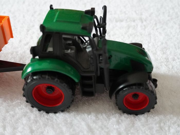 Joli tracteur à friction avec sa remorque qui se lève - photo numéro 2