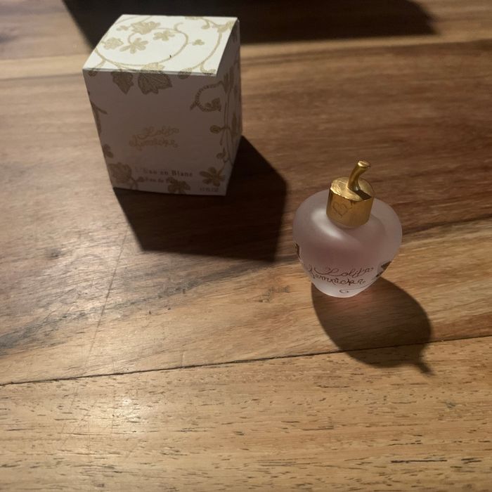 L’eau en blanc Lolita Lampicka